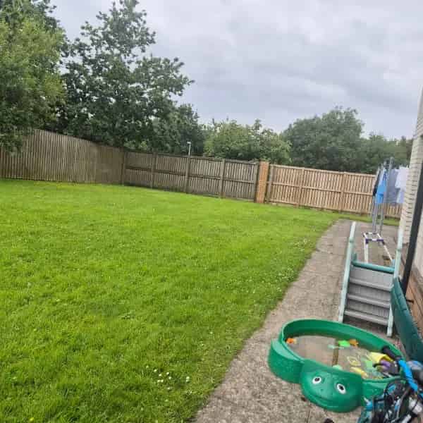 Large 2-Bedroom Flat Ample Storage Parking Garden