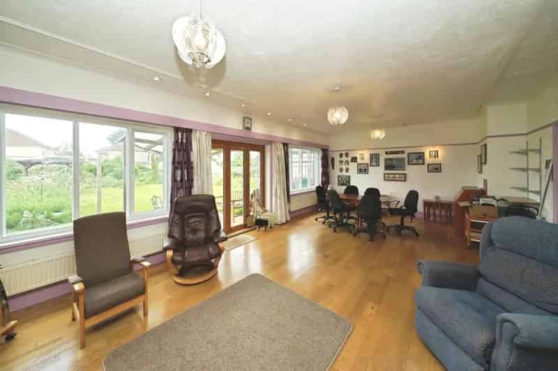 Spacious Detached Family Home with Multifunctional Rooms and Large Garden