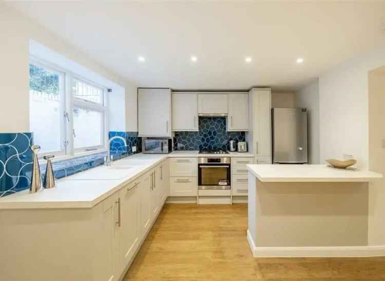 Flat For Sale in Chatsworth Road, London, England