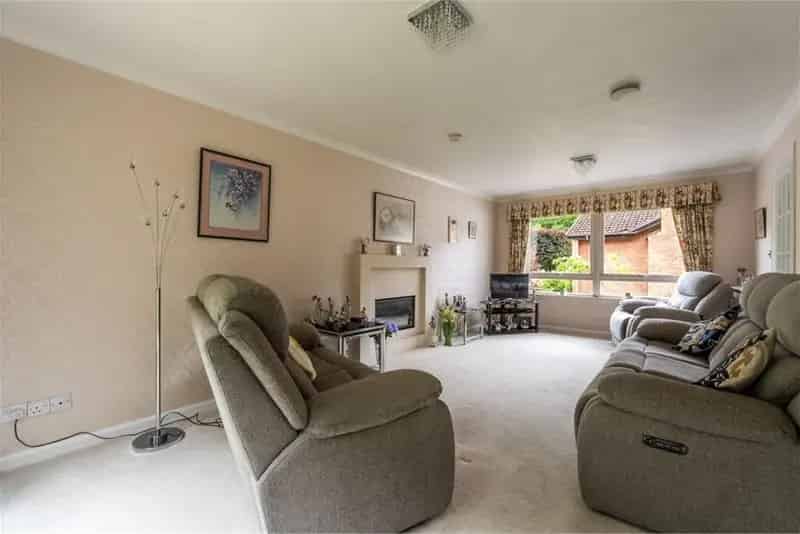 4 Bed Detached House with 3 Reception Rooms