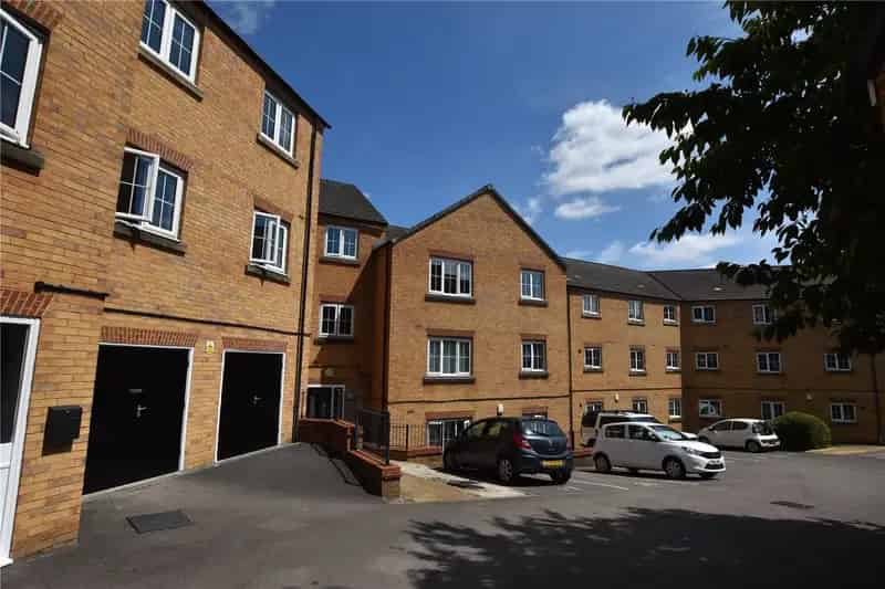 Bright 2-Bed Pudsey Apartment with Allocated Parking