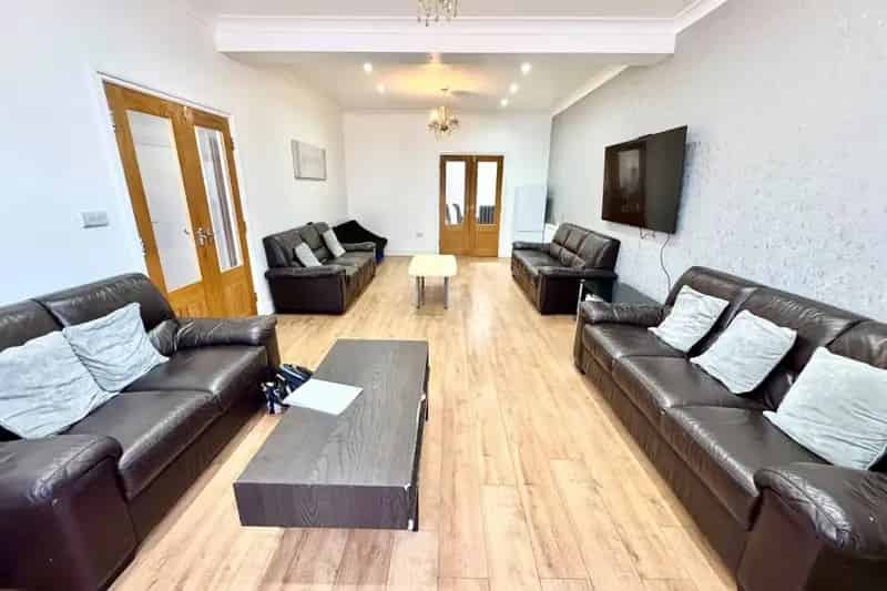 Spacious 5-6 Bedroom House with Off-Street Parking