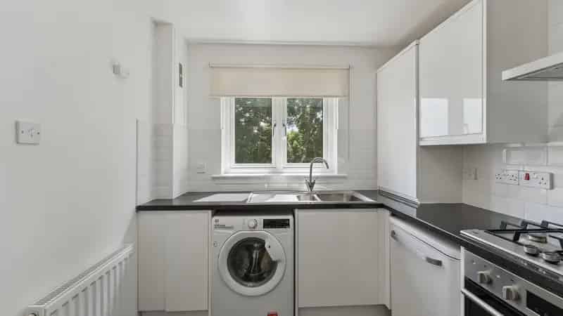 2-Bedroom Flat Bearsden  Modern Kitchen Ample Parking
