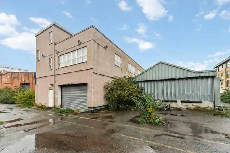 Warehouse and Showroom Space For Lease 23792 sq ft