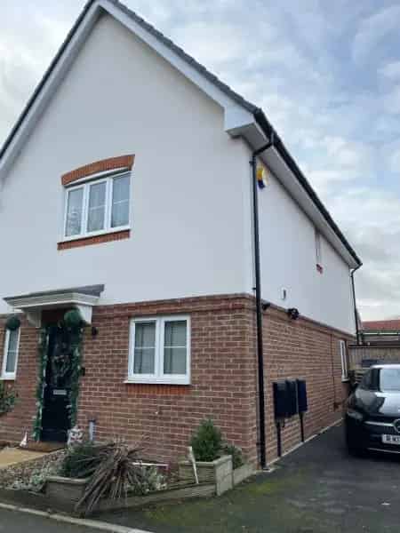 3 Bed Semi Detached House Wheelchair Accessible Garden Summer House