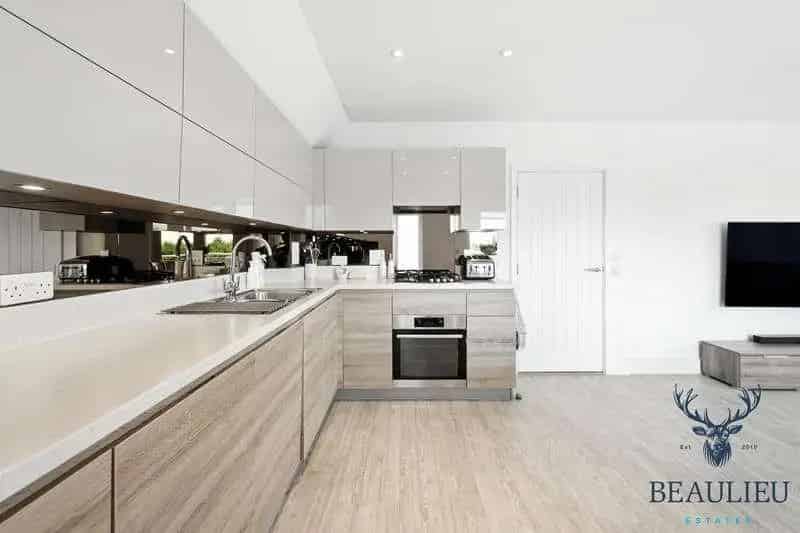 1 Bed Flat for Sale Spacious Top Floor Apartment with Balcony Parking