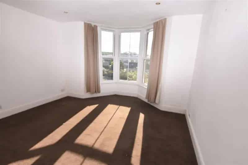5 Bedroom House 3 Flats 2 Studios Investment Opportunity £33k Annual Income