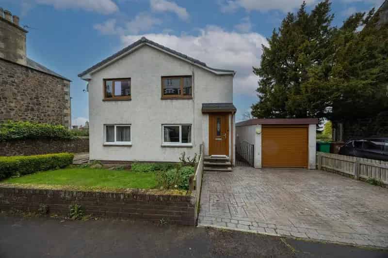 2 Bedroom Flat for Sale in Dundee with Garage and Garden