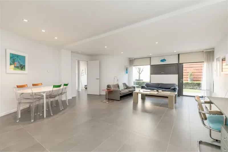 2 Bed Flat - Maindoor with 1 Reception Room