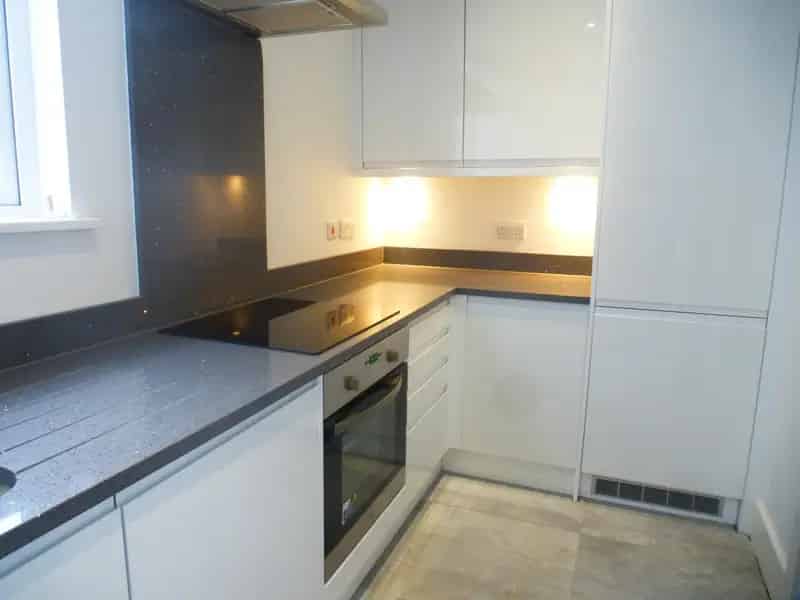High Quality Studio Apartment Town Centre Available July
