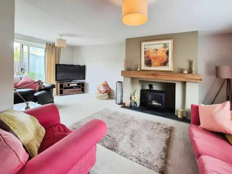 3 Bedroom House For Sale in Desirable Village Location