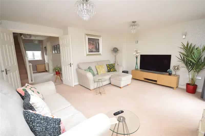 Immaculate 3-Bed Townhouse New Forest Village Balcony Veranda Garage