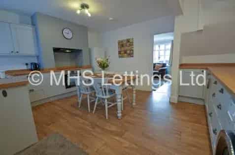 2 Bedroom House Leeds Fully Furnished Modern Amenities