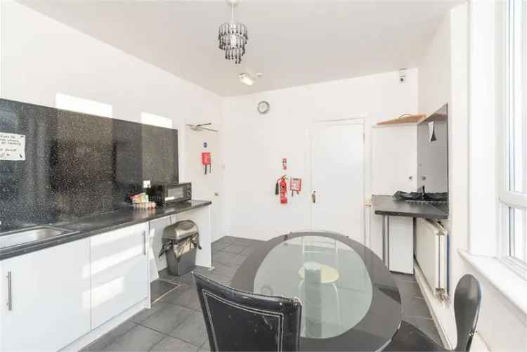 6 Bed Flat - Double Upper with 1 Reception Room