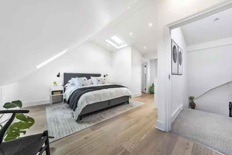 Flat For Sale in London, England