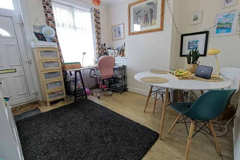 2 Bedroom Mid Terrace House to Rent