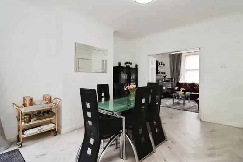 3 Bed Mid Terrace House Kingswood GCH UPVC DG