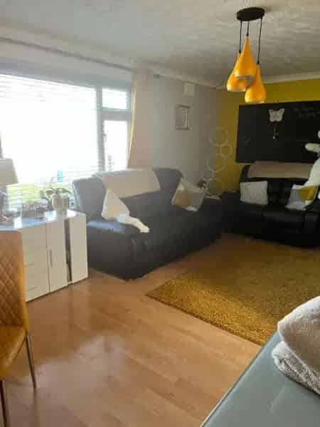3 Bed Maisonette Near Amenities