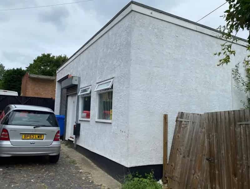 Two-Room Detached Building Near Enfield Town Centre