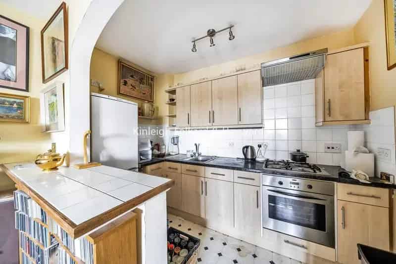 Spacious 2-Double Bedroom Top Floor Apartment Share of Freehold Chain Free
