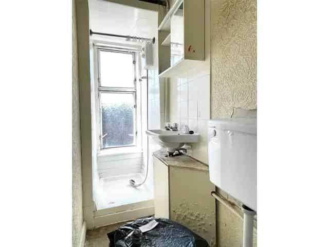 1 Bedroom Flat for Sale Top Floor Modernisation Required