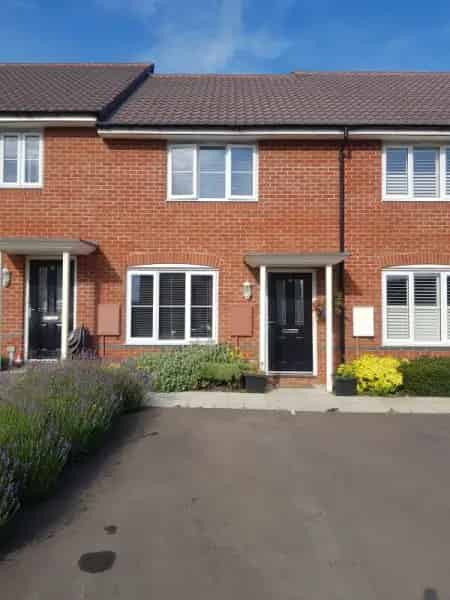 2-Bed House with King Size Beds Modern Open Plan Kitchen Garden Parking