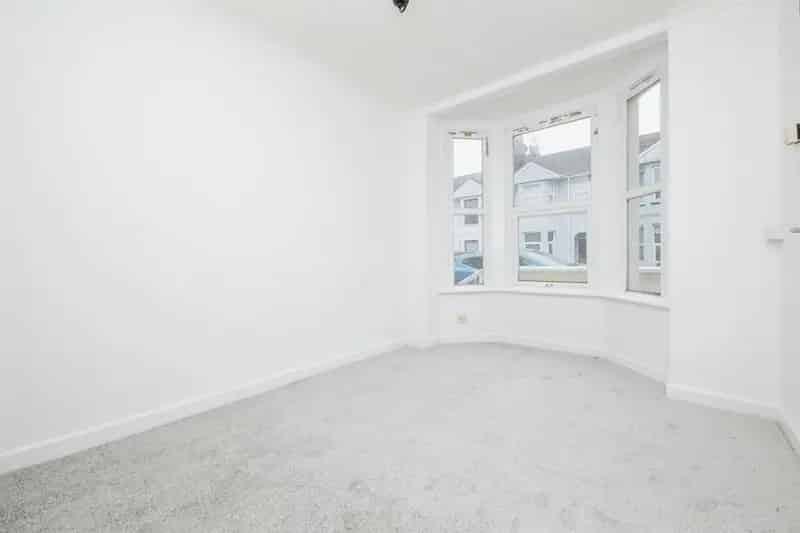 Three Bedroom End Terrace House Near Amenities and Schools
