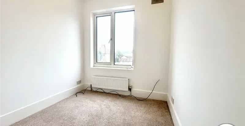3 Bedroom Terrace House For Sale - Modern, Spacious Garden, No Chain
