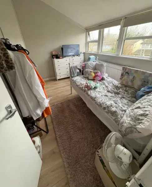 2 Bed House in Ruislip with Private Garden and Off Street Parking