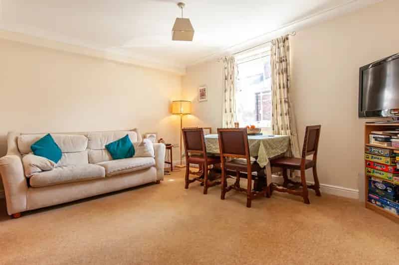 2 Bedroom Flat Near York City Centre - Ideal for First Time Buyers and Investors