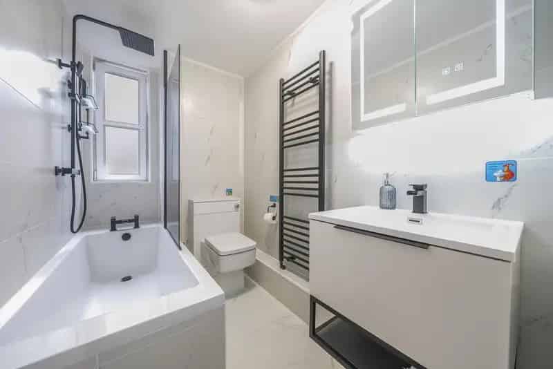 Spacious 2-Bedroom Flat near Kingston Hospital and Richmond Park