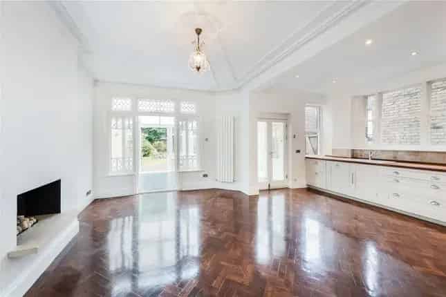Spacious Edwardian Semi-Detached House in Barnes London