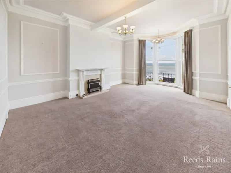 2 Bedroom Flat for Sale Scarborough Sea Views