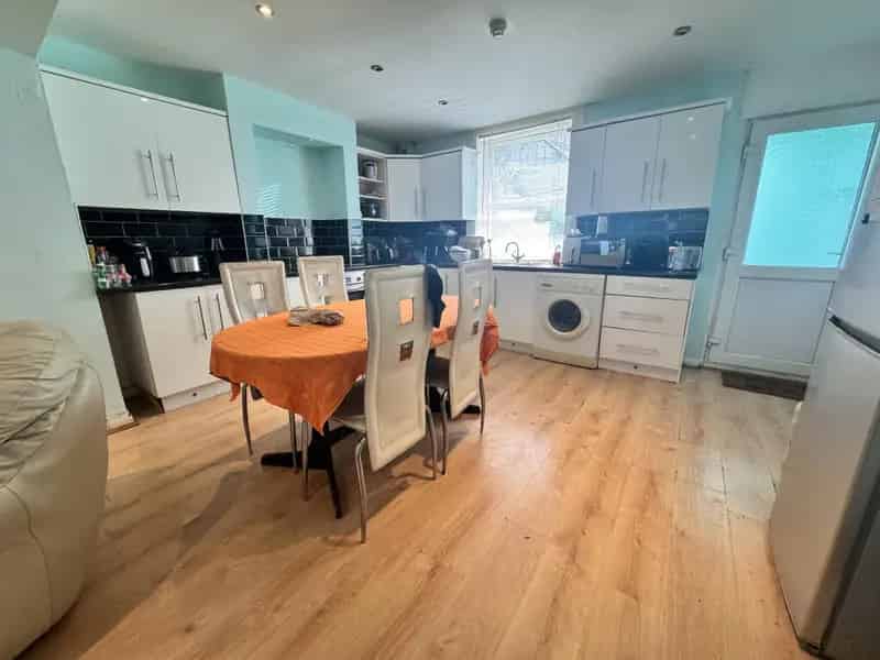 6 Bedroom Student House Excellent Location Bills Included