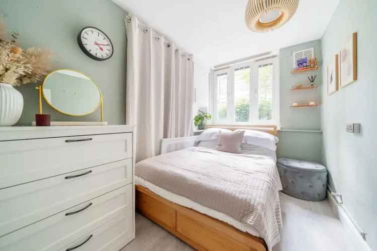 Flat For Sale in London, England