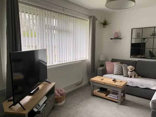1 Bedroom Sheltered Flat with Communal Garden Near Amenities
