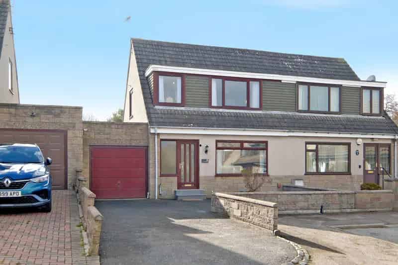 3 Bed Semi Detached Home with Garage and Driveway