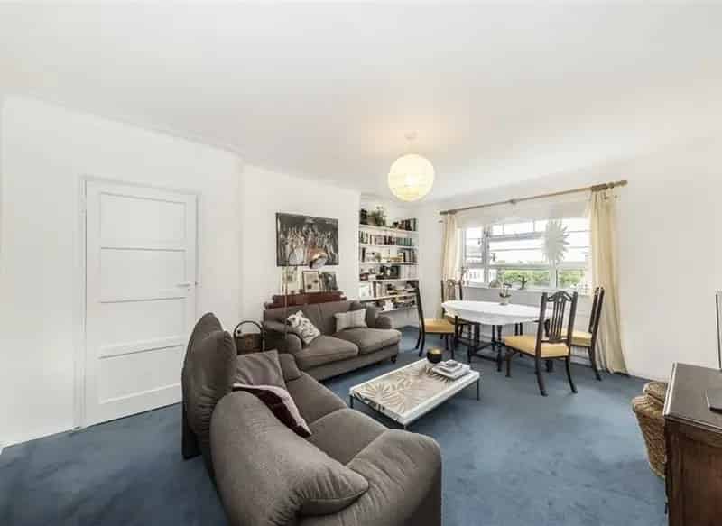 Top Floor 2 Double Bedroom Flat 800 sq ft Private Balcony