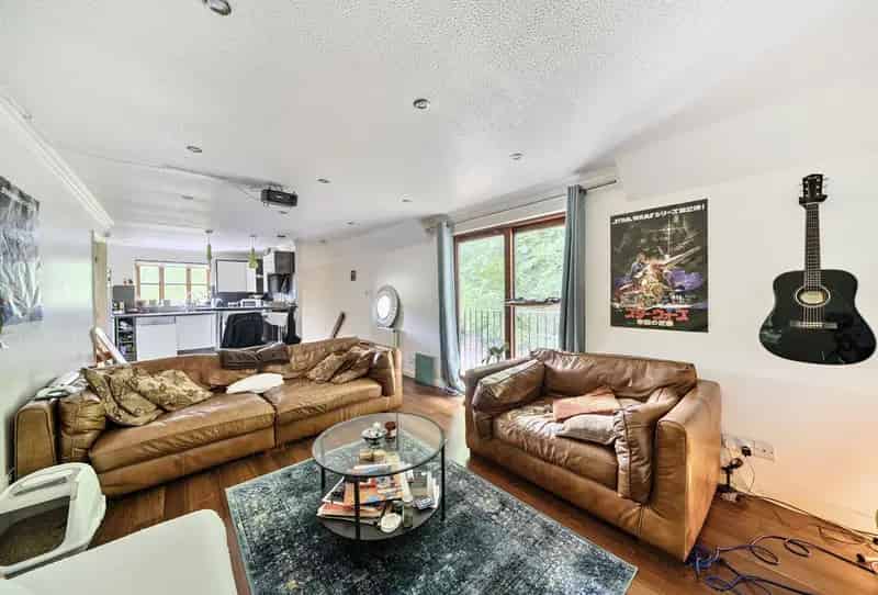 2 Bedroom Maisonette for Sale - Recently Renovated