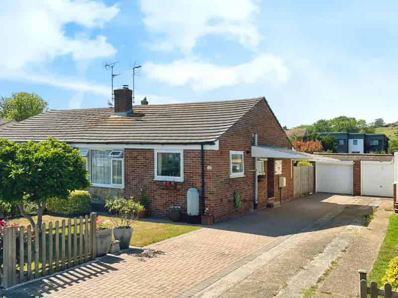 2 Bedroom Bungalow Hythe Semi Detached Garden Coastline