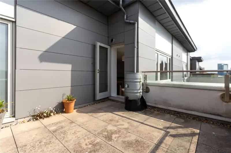 2-Bedroom Penthouse Apartment City Centre Parking Balcony