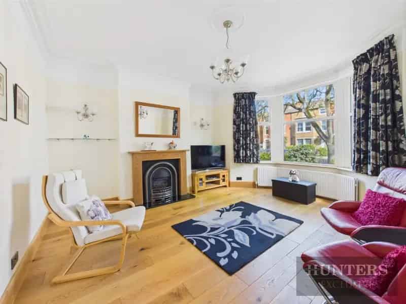 6 Bedroom Family Home For Sale
