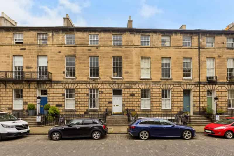 3 Bedroom Flat for Sale in Edinburgh