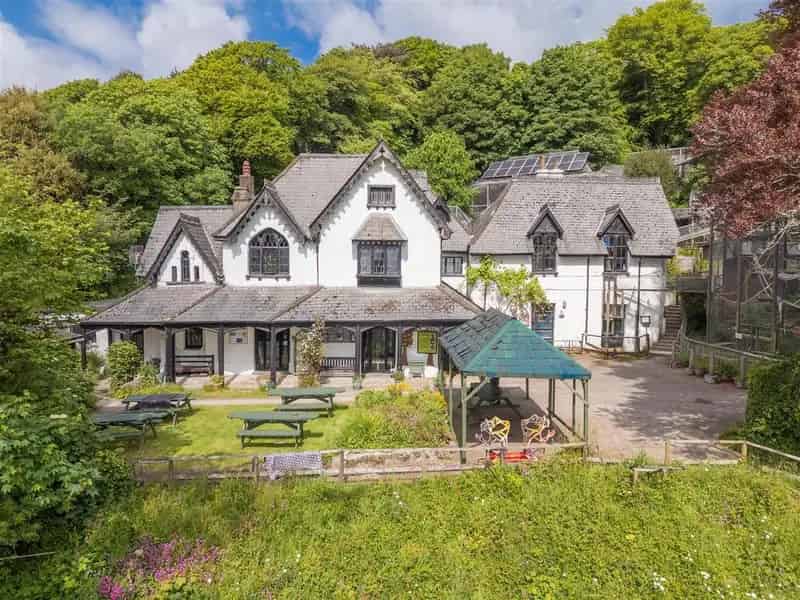 10 Bedroom Detached House Beachfront Coastal Retreat