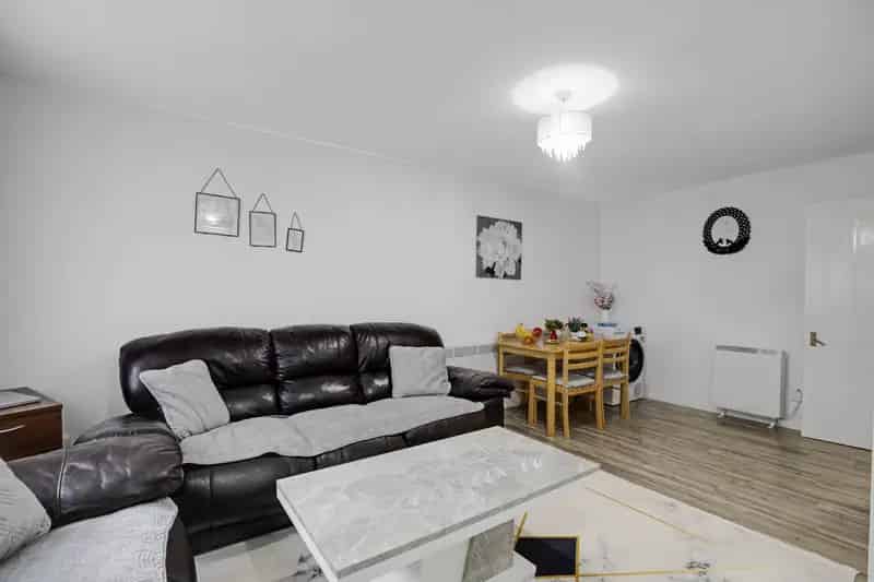 2 Bedroom Apartment House to Rent Beckton E6