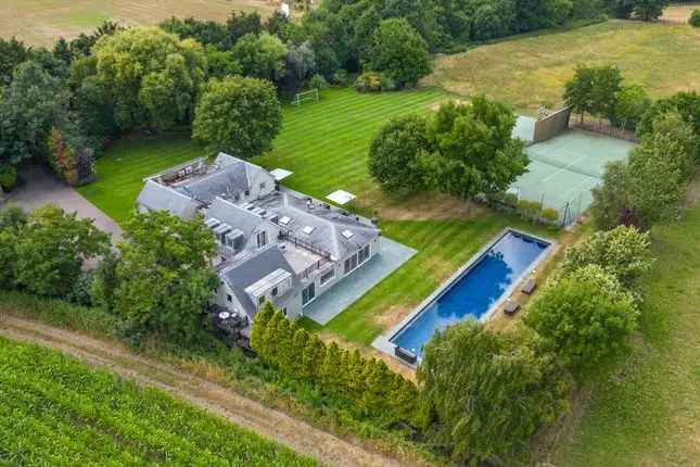 Detached House for Sale in London NW7 with lapsed planning permission for 8500 sq ft modern home