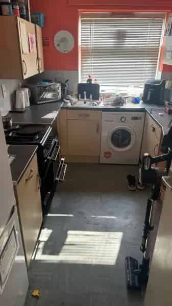 2 Bedroom Ground Floor Flat Main Road Location