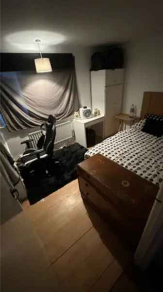 Flat For Rent in Newcastle-under-Lyme, England