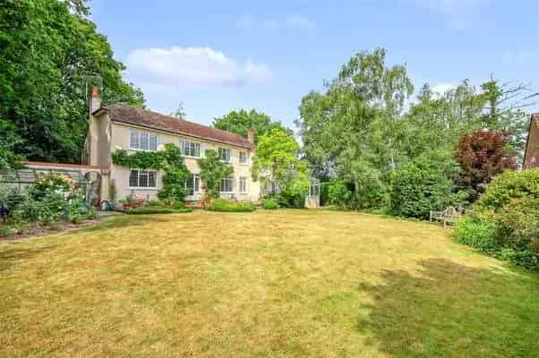 Five Bedroom Family Home with South-Facing Garden and Double Carport