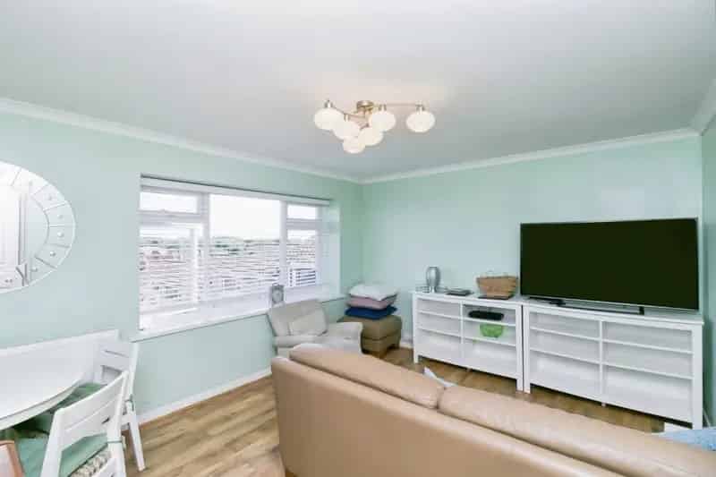 2 Bedroom Ground Floor Flat Near Amenities and Link Roads